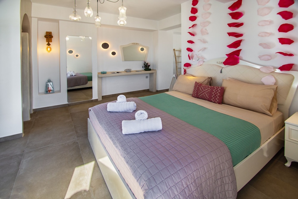 جناح شهر العسل بسرير كوين بإطلالة على البحر بجاكوزي، Aegean Blue Suites 3/3