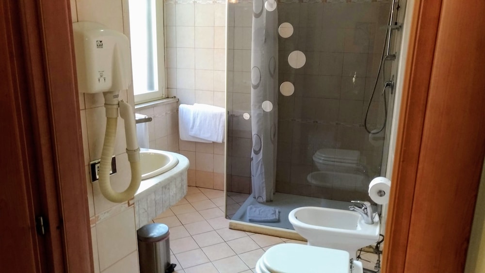 Nicolas Inn 8/50