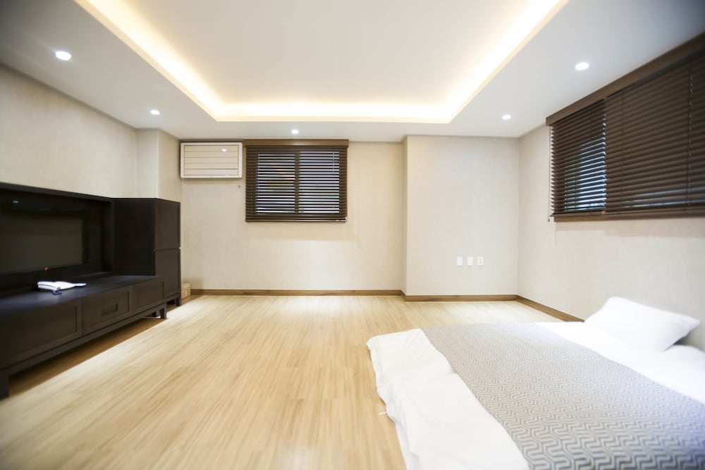 I-Check Hyunjin Hotel 12/67