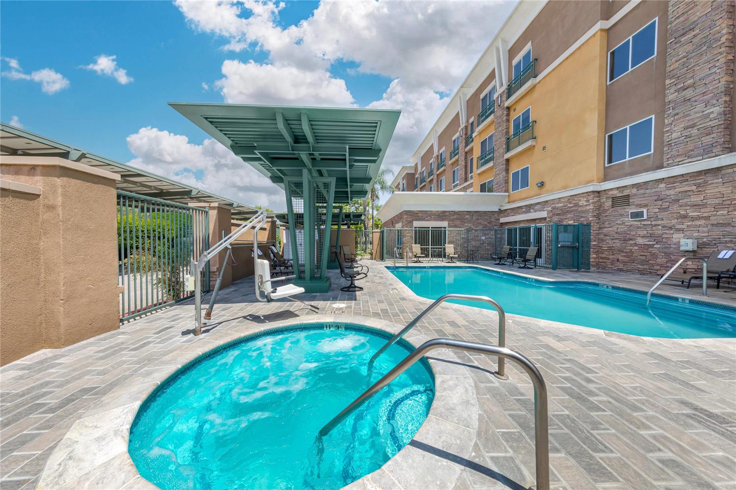 Comfort Suites Ontario Airport Convention Center 16/18
