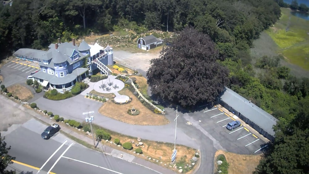 Castle Manor Inn 40/42