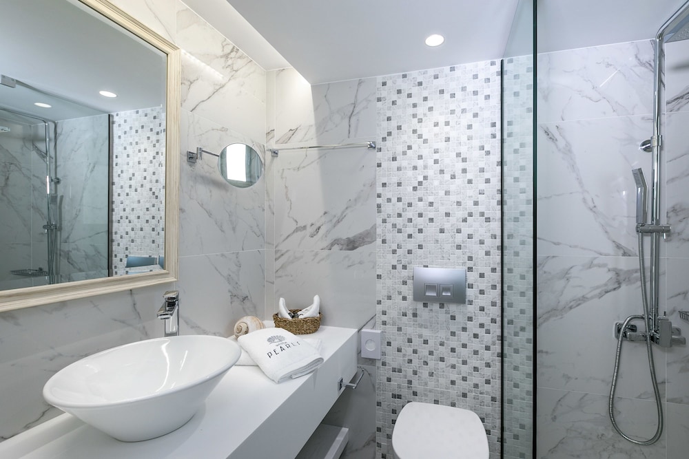 White Pearls Luxury Suites - Adults Only 64/69
