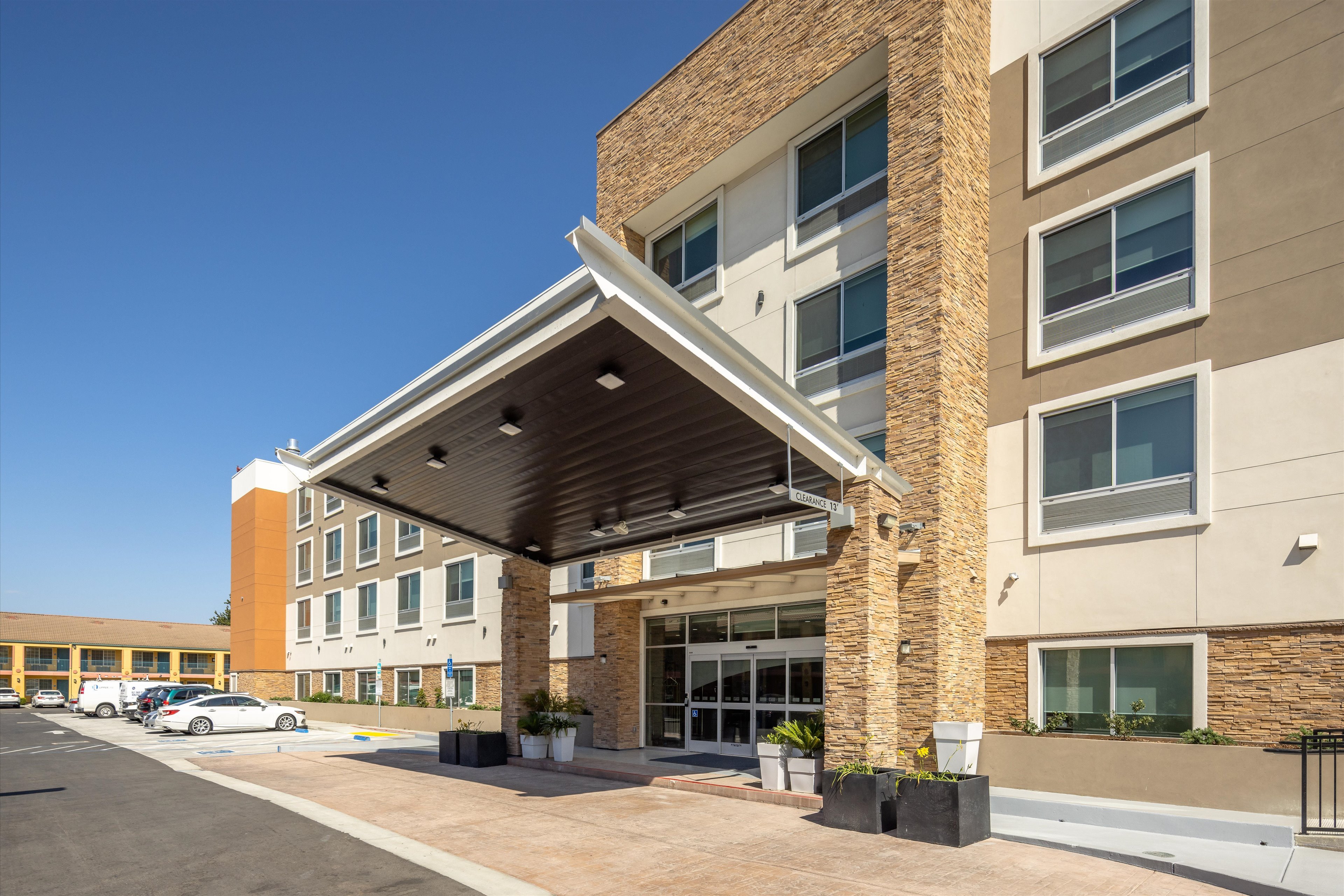 HOLIDAY INN EXPRESS AND SUITES SAN JOSE SILICON VALLEY 60/64