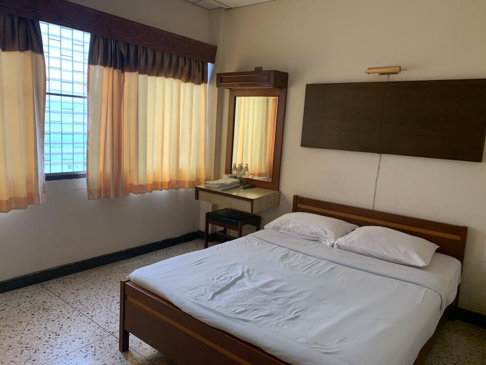 Petch Pailyn Hotel 14/37