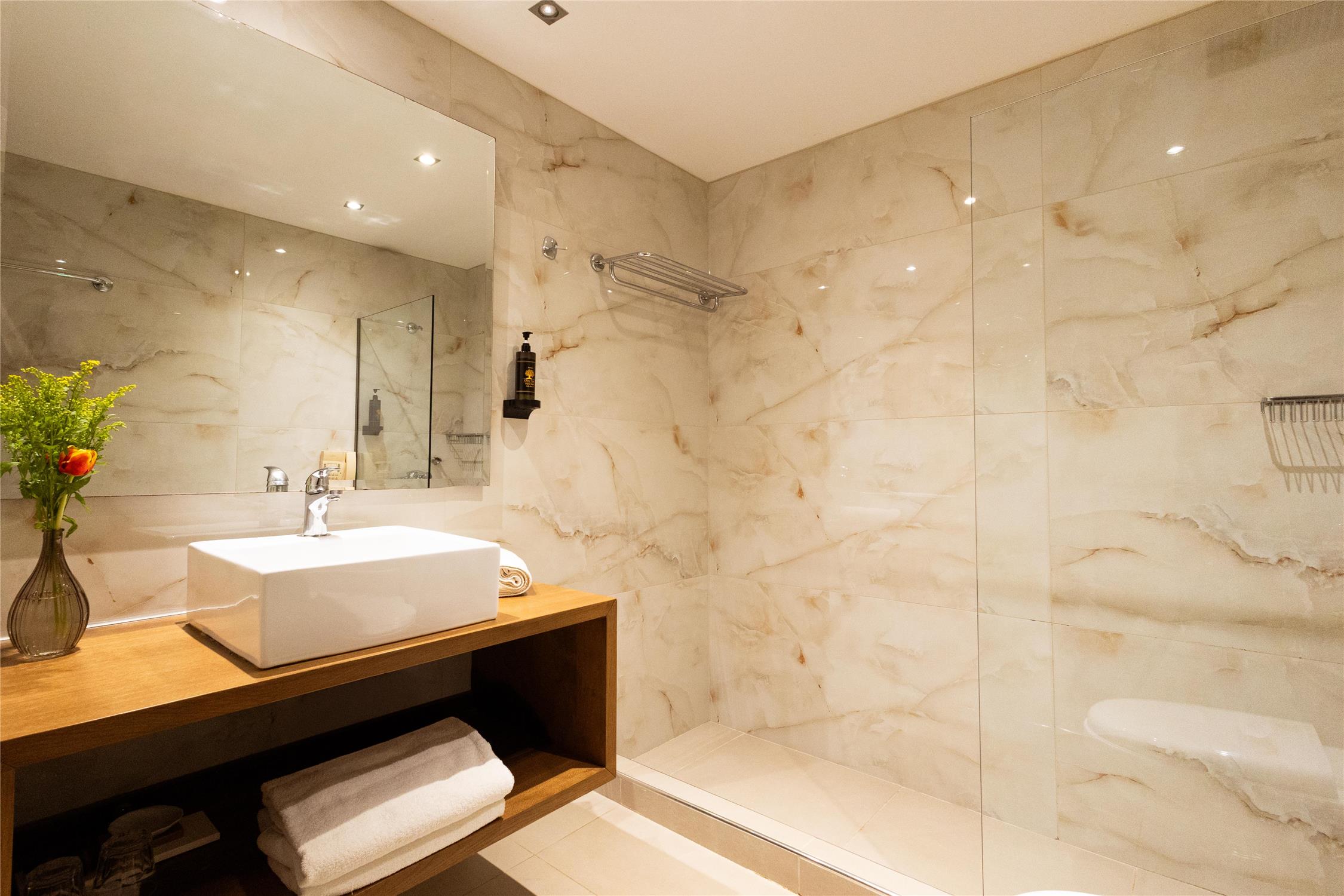 Best Western Plus Embassy Hotel 47/48
