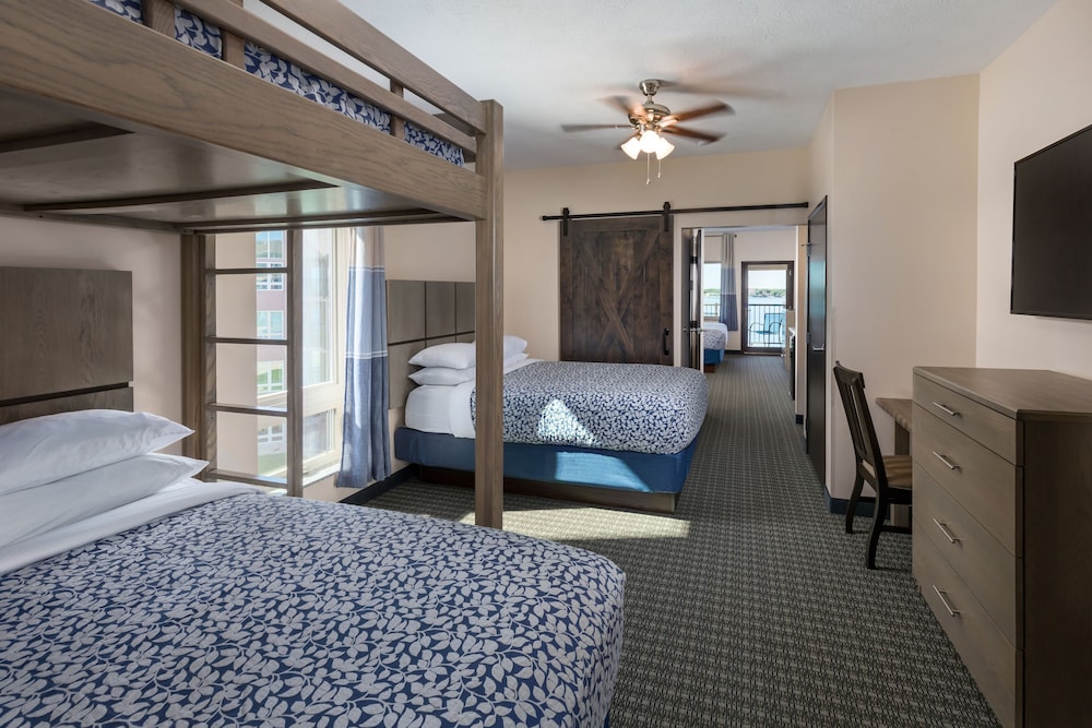 2 Bedrooms, 1 King and 2 Queen Beds, Lake Front, Large