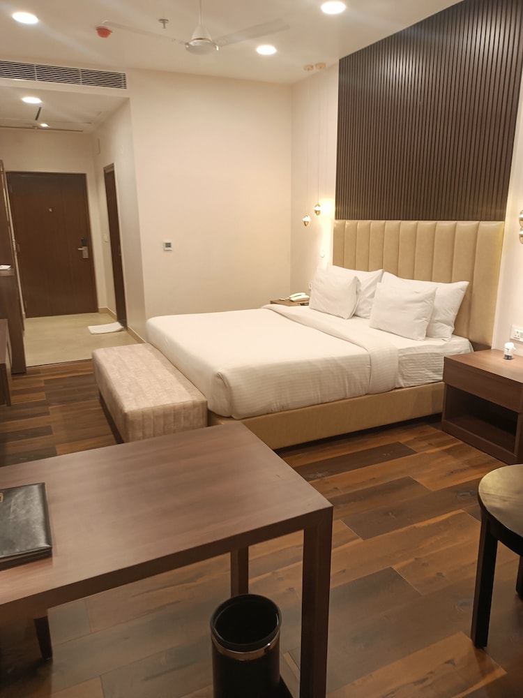 MB Greens Clarks Inn Moradabad 9/50
