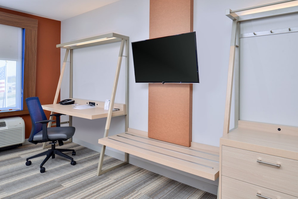 HOLIDAY INN EXPRESS & SUITES SOUTHGATE - DETROIT AREA 30/32