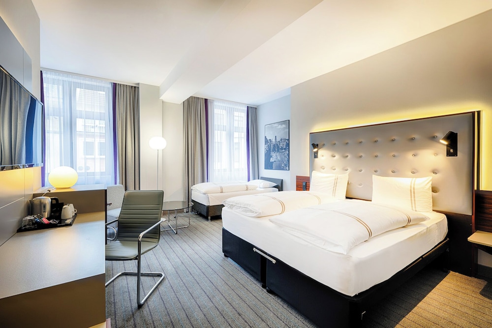 غرفة قياسية ثلاثية بسرير مزدوج وسرير فردي، Premier Inn Cologne City Mediapark Hotel 2/5