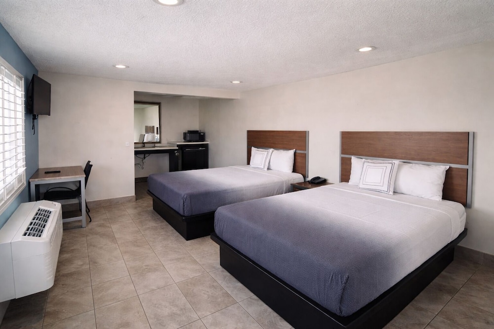 Super 8 by Wyndham Bakersfield CA 25/48
