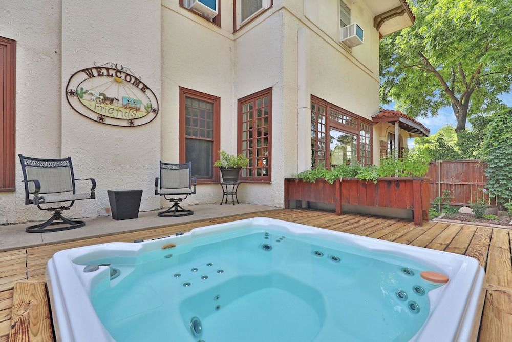 The Lancaster Manor Bed and Breakfast 25/50