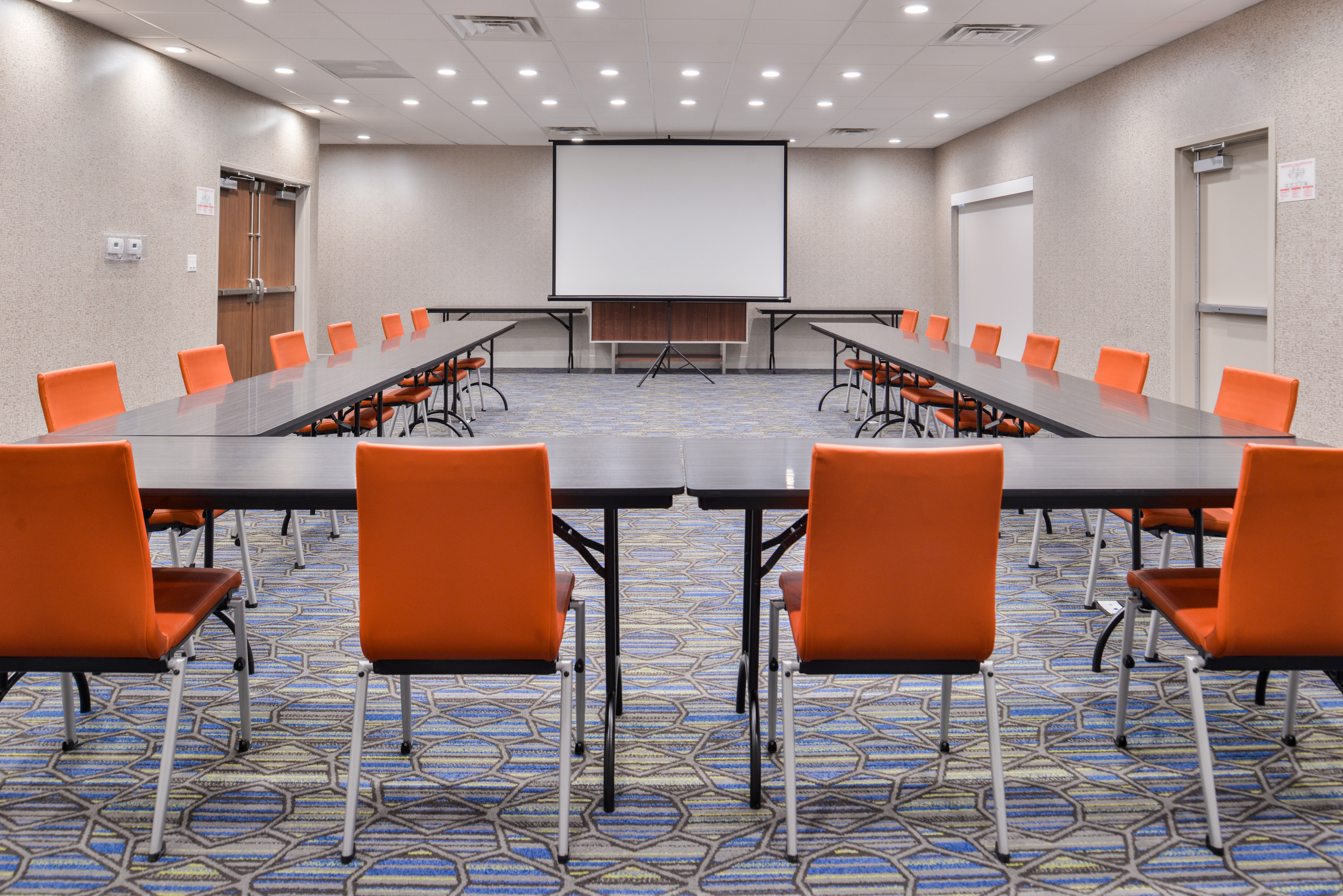 HOLIDAY INN EXPRESS EARLY 22/34