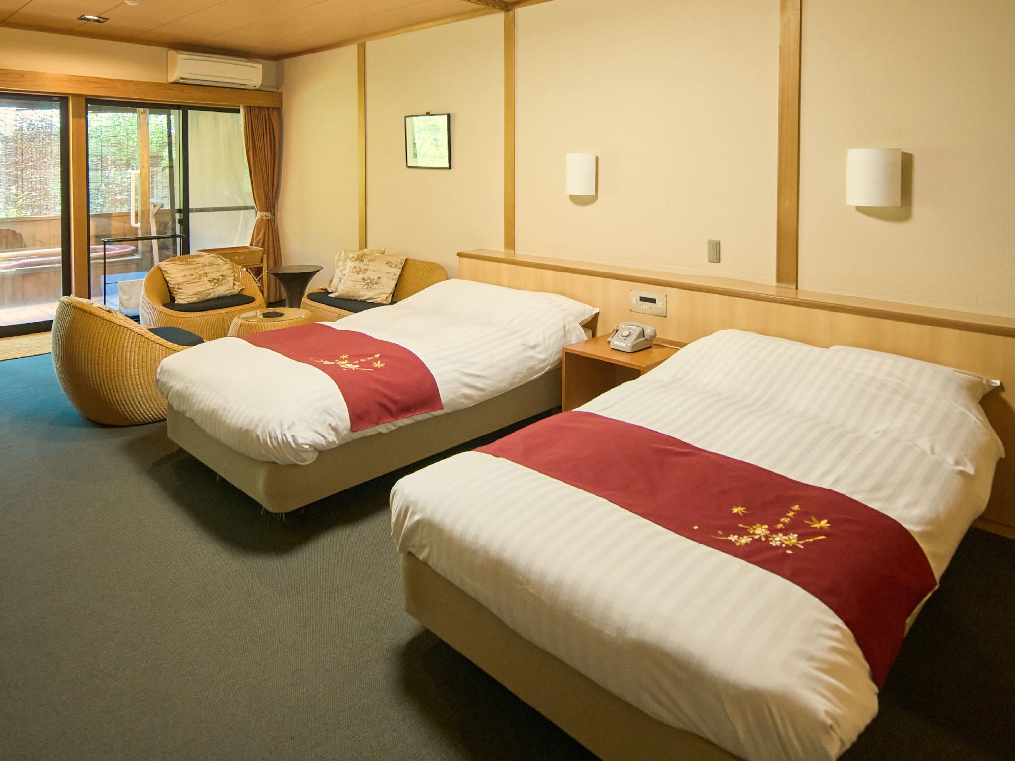 Western, Twin Beds, Outdoor Bath