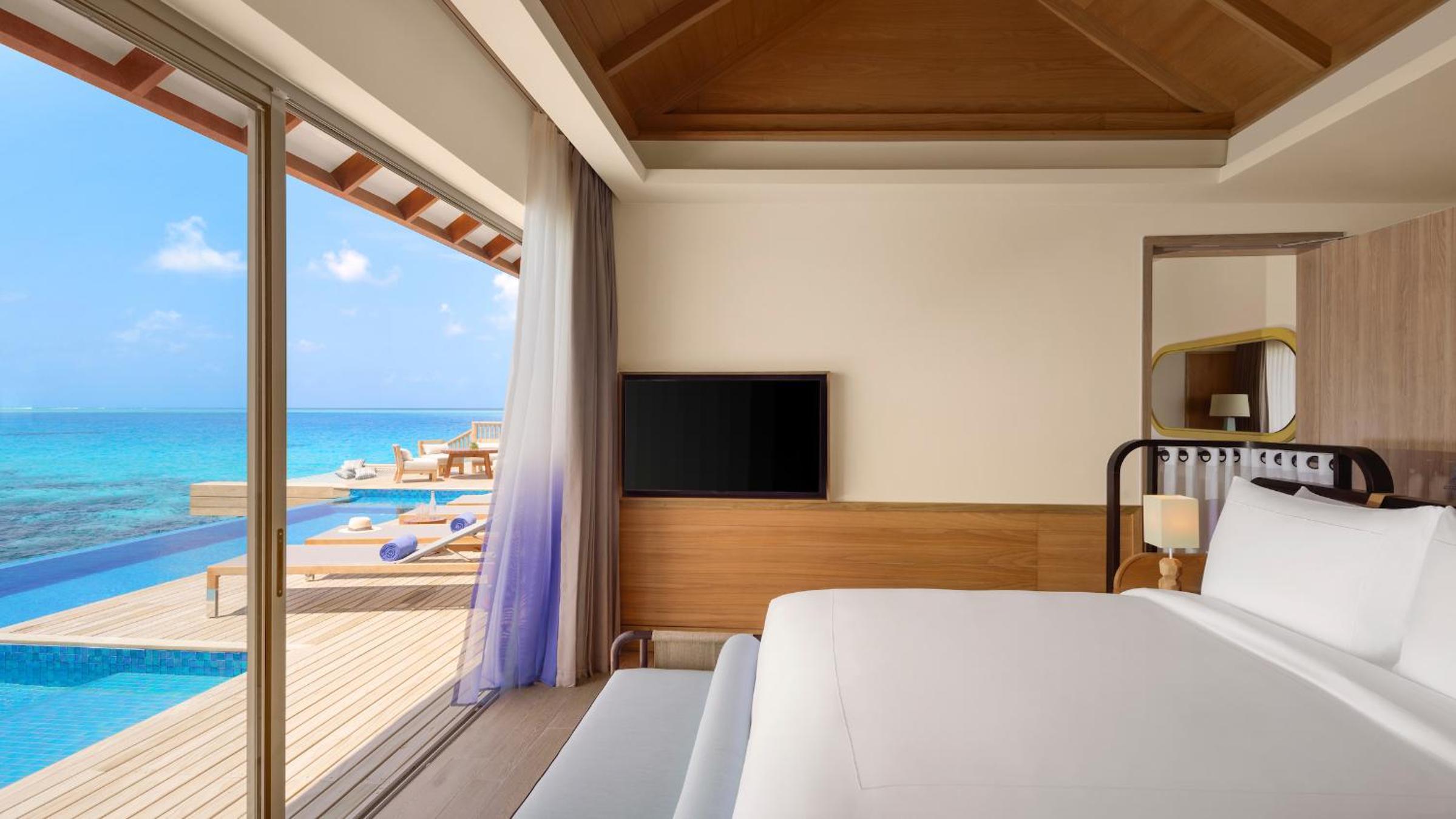 2 Bedrooms, Residence, King and Twin Beds, Over Water Pool