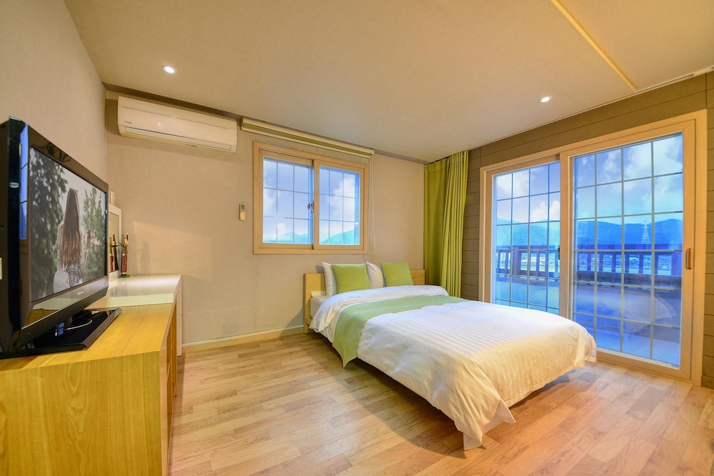 Tongyeong Mongdol House Pension 25/50