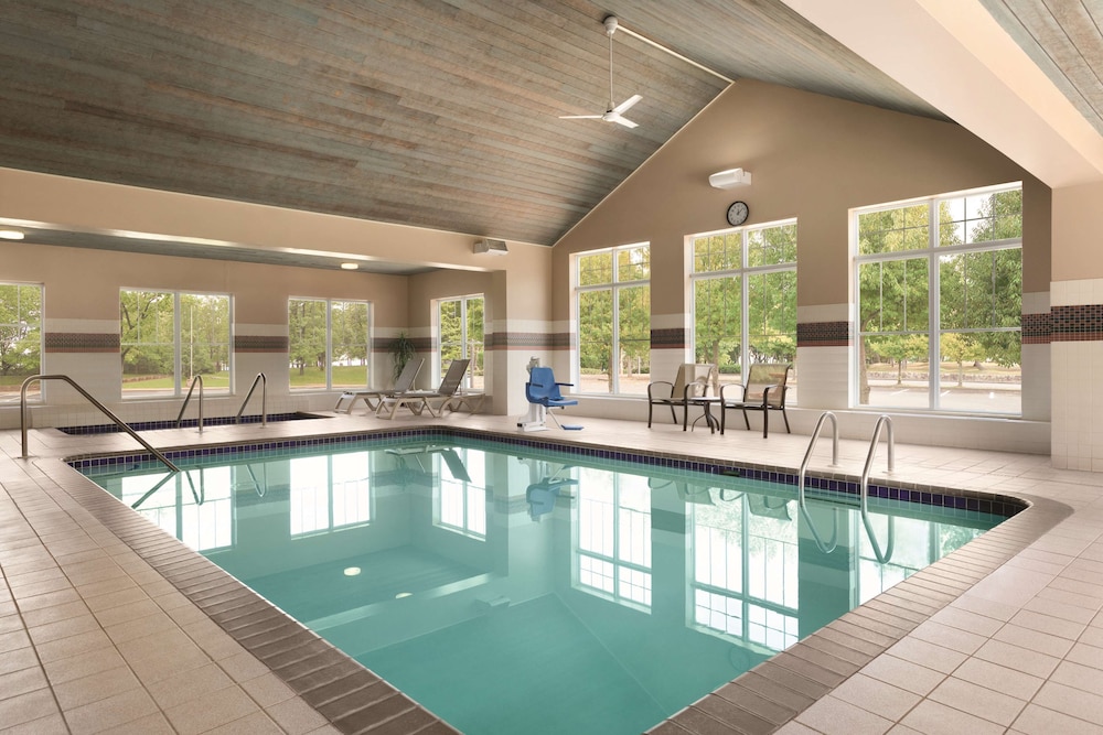 Country Inn & Suites by Radisson, Brooklyn Center, MN 5/30
