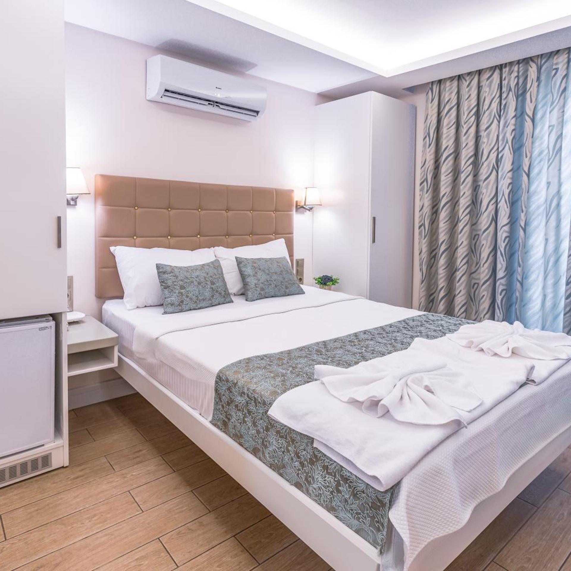 Room, Double or Twin Bed, Sea View