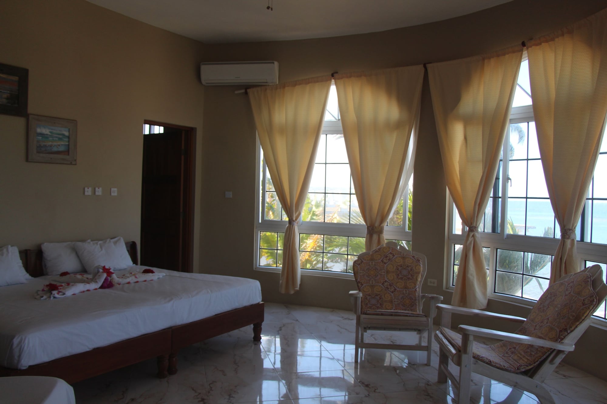 DELUXE, MULTIPLE BEDS, BEACH SIDE