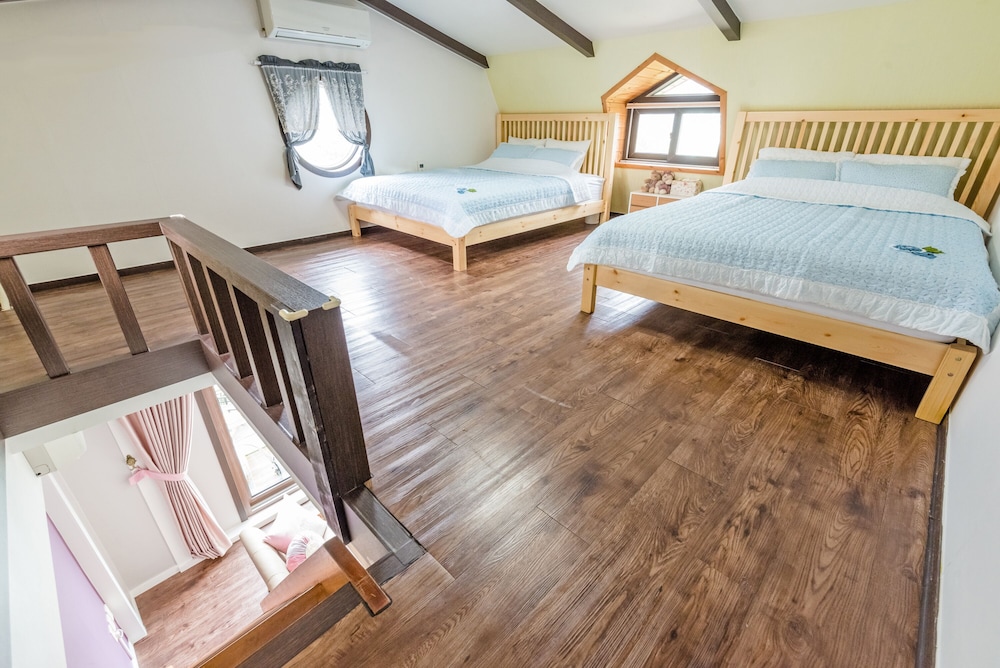 Tongyeong Pungcha Maeul Iris Pension 13/50