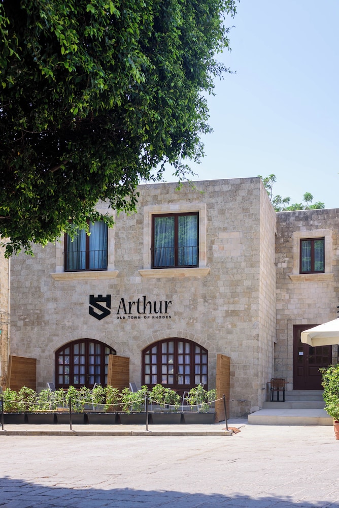 Arthur Suites 9/60