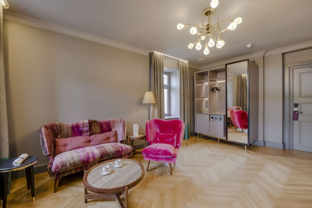 Grand Poet Hotel By Semarah 40/60