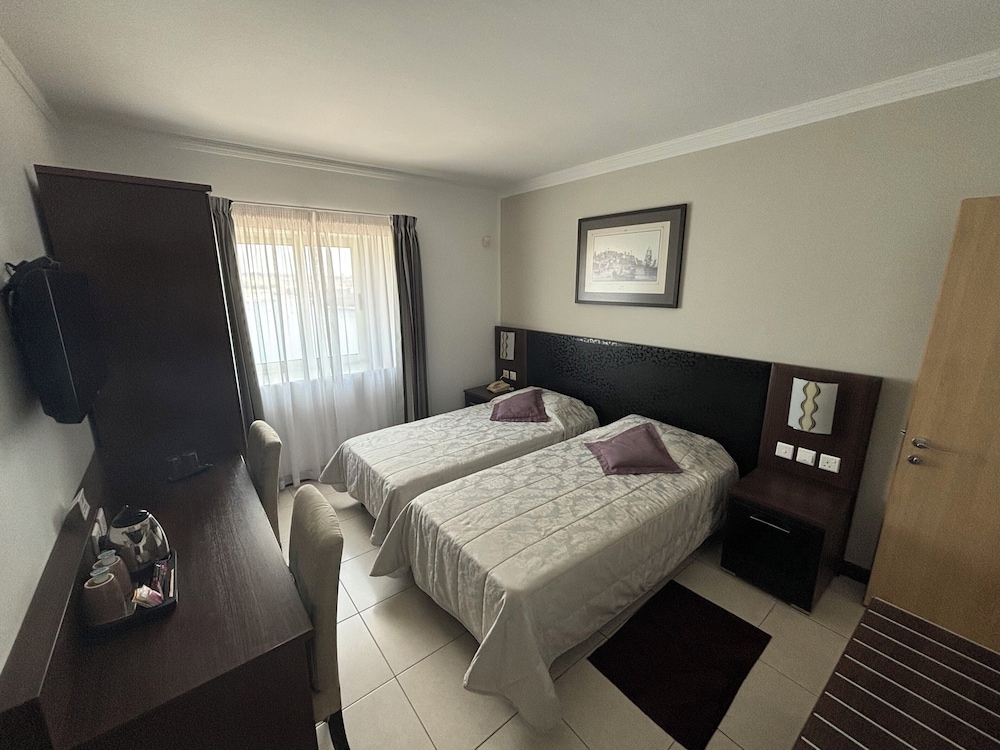 Grand Harbour Hotel 8/45