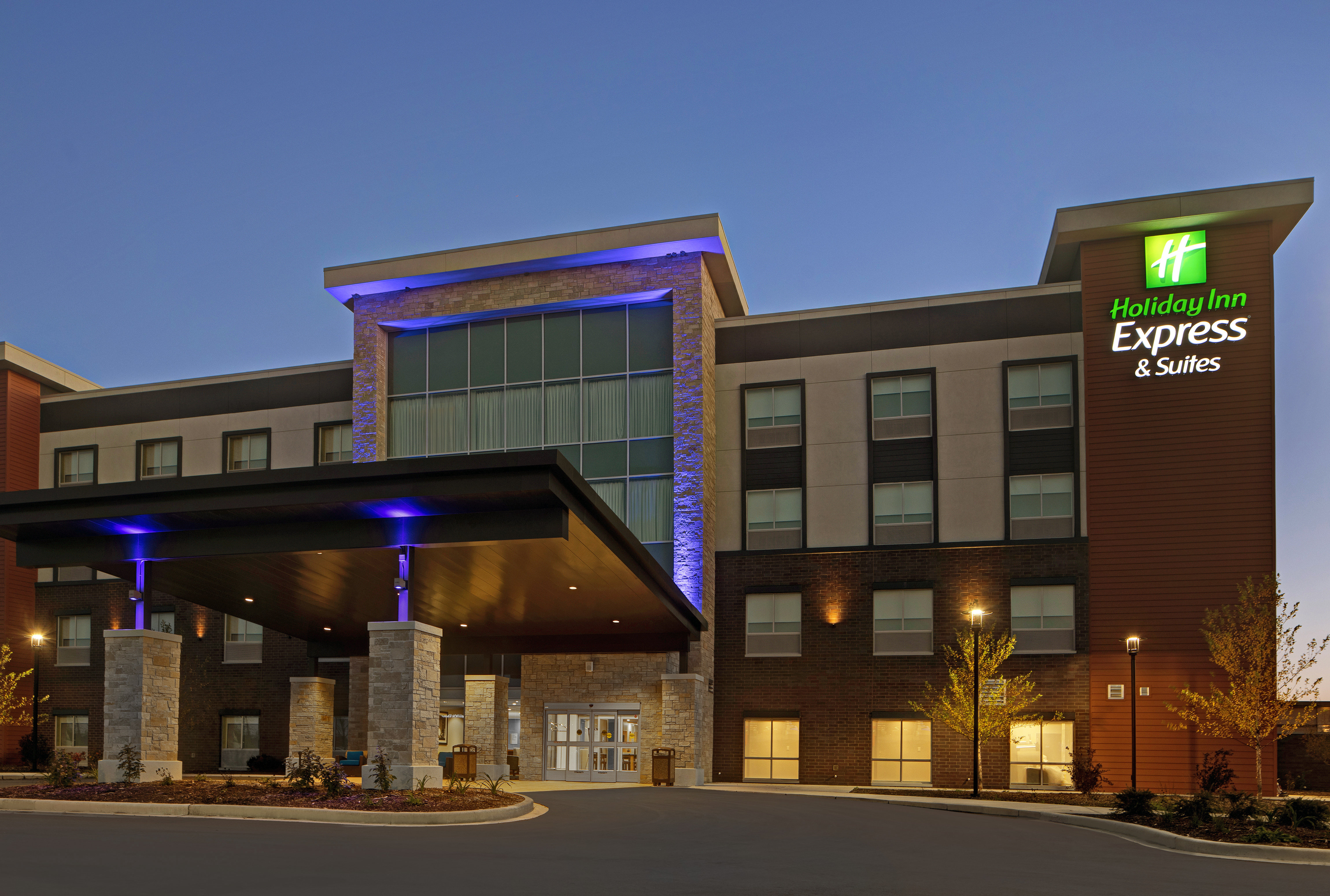 Holiday Inn Express & Suites Milwaukee - Brookfield 1/59
