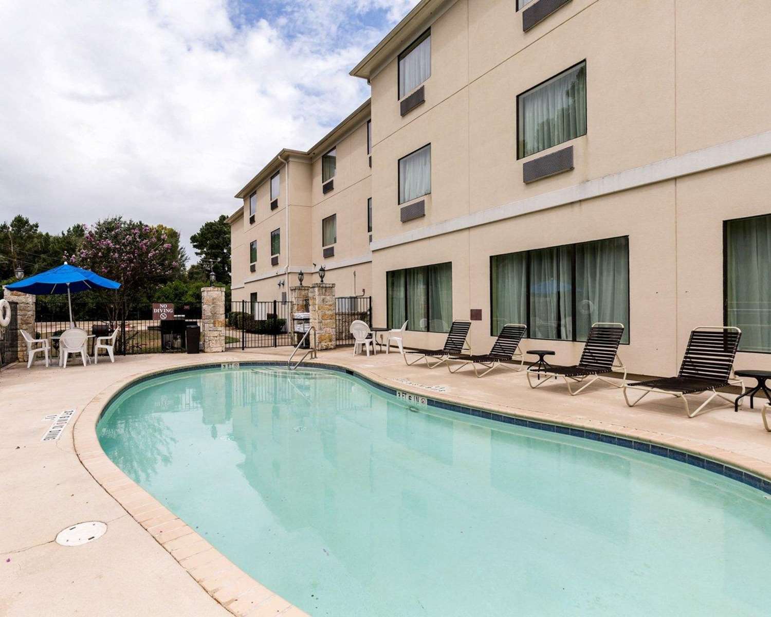 Quality Suites Huntsville Near University 23/24