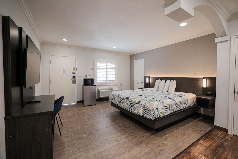 Motel6 Tustin, CA – Orange County 10/32