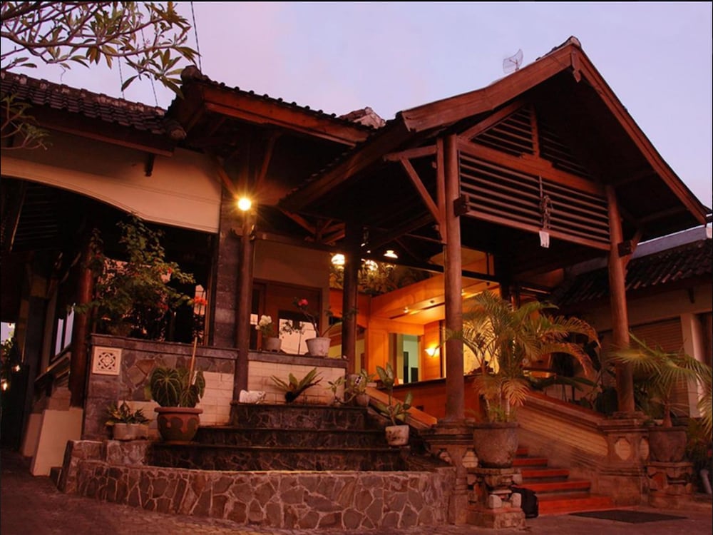 YULIA VILLAGE INN 2/52