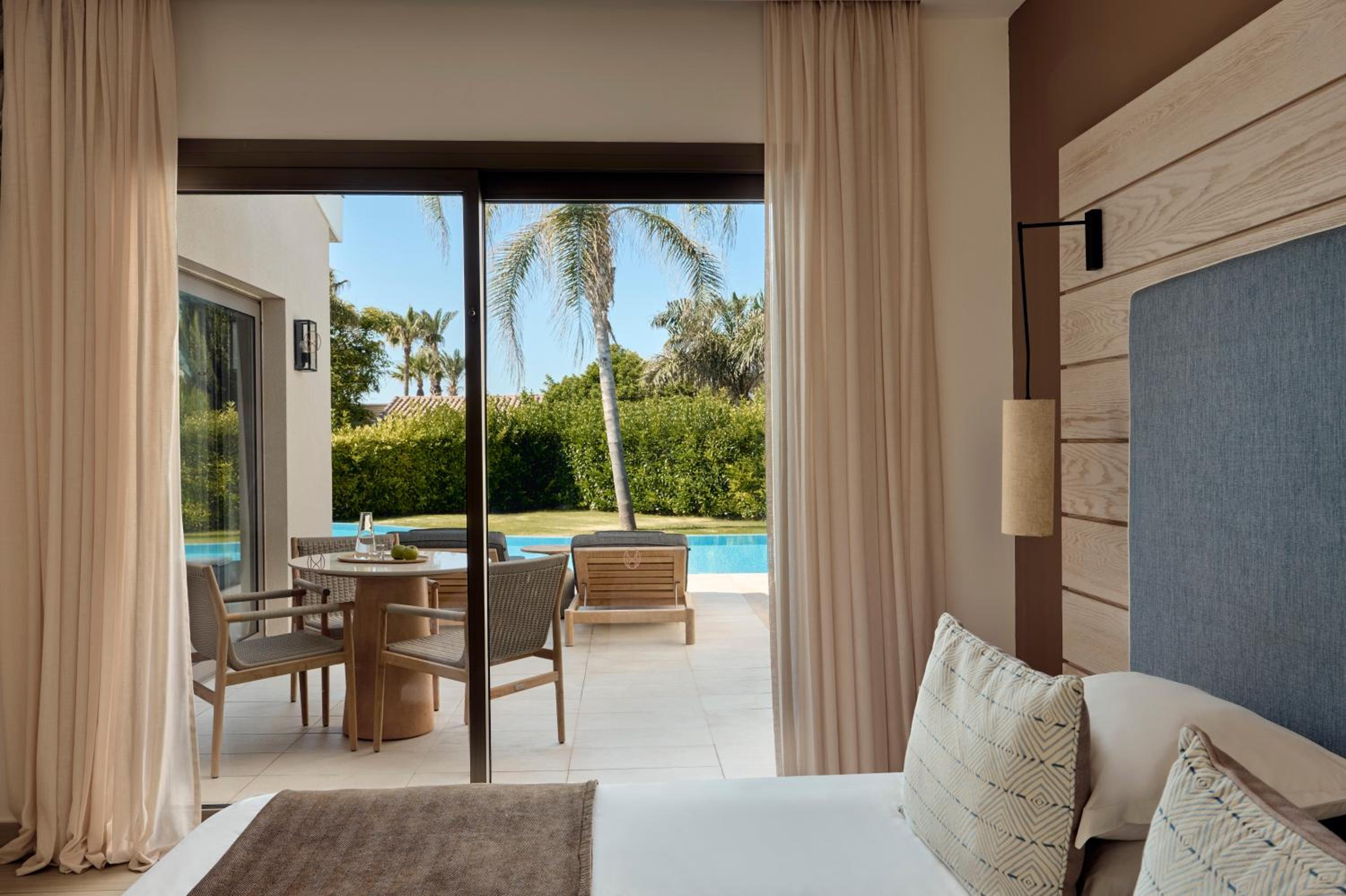 1 Bedroom, Swim Up, Suite, Bungalow, Queen Bed, Pool View, 2 Sofa, Bathtub