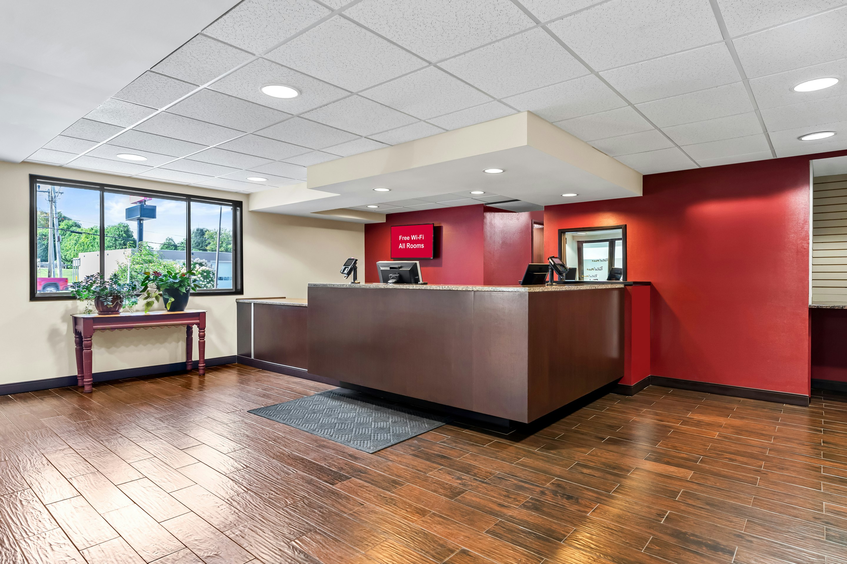 Red Roof Plus Suites Malone 7/40