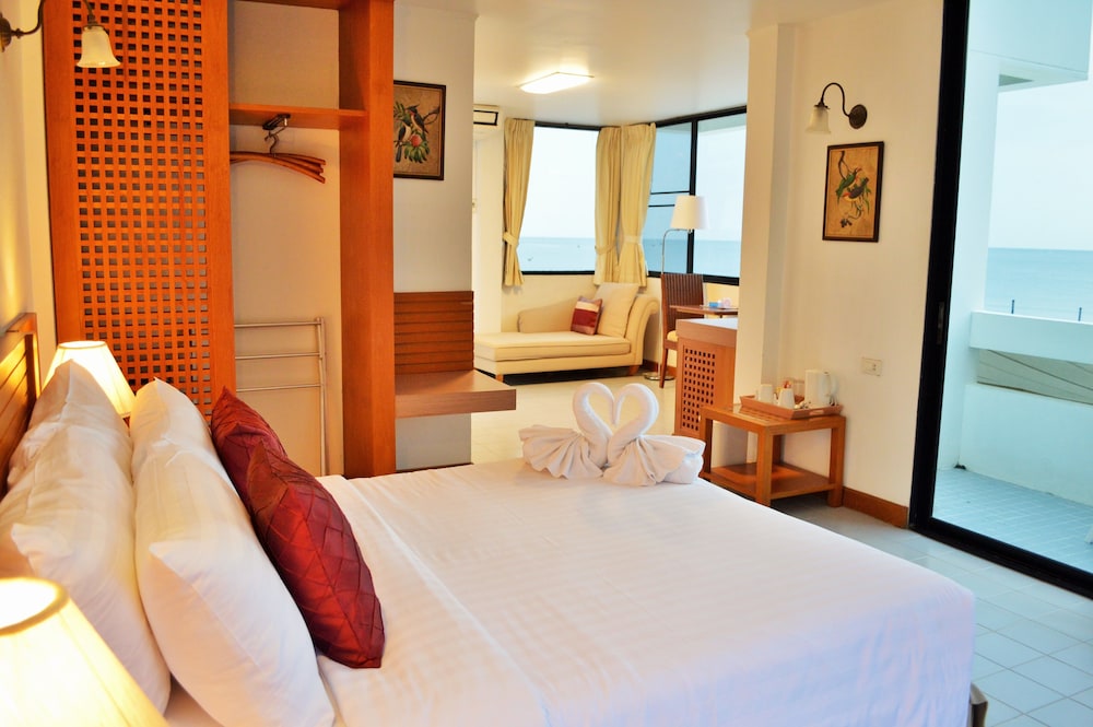 Nern Chalet Beachfront Hotel 21/74