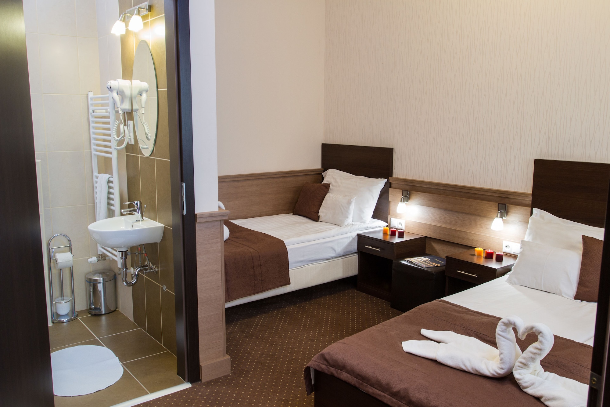 ROOM, TWIN BEDS
