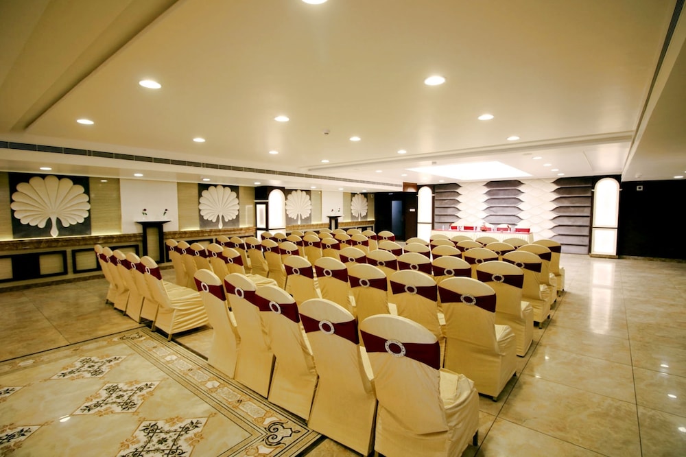 Pinnacle by Click Hotels, Lucknow 52/63