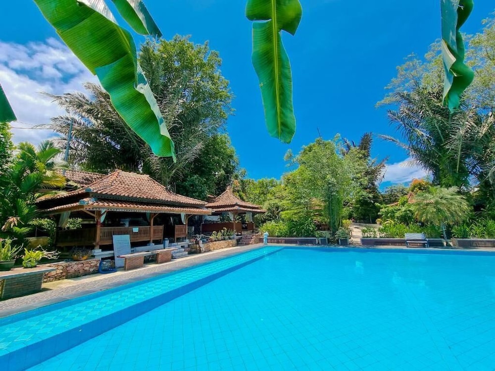 Green Tropical Village Hotel Resort 57/61