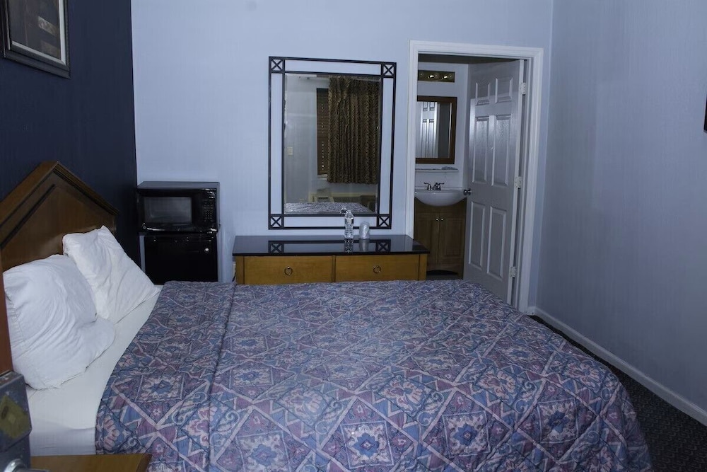 Room at At 9 Motel Near Freehold I-195, Beaver - WV