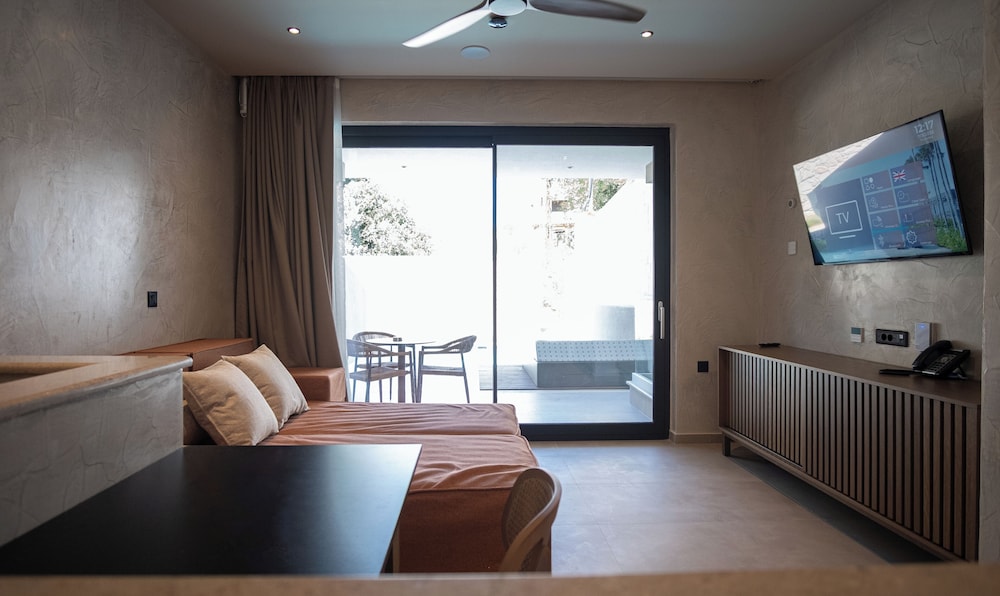 Royal Hotel and Suites 29/49