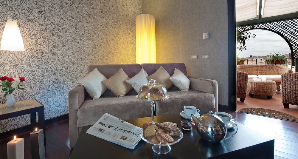 Fiume Hotel 35/53