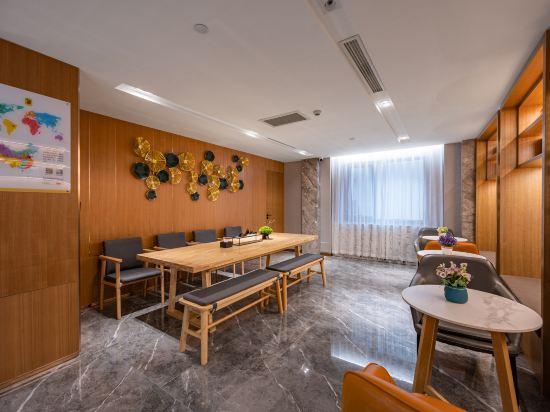 Super 8 Hotel (Beijing Sanlitun Taikoo Li Tuanjiehu Subway Station) 11/23