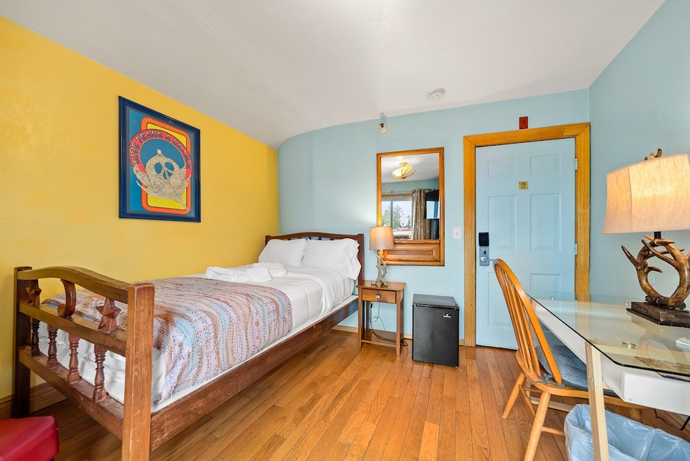 ROOM, DOUBLE BED, SHARED BATHROOM