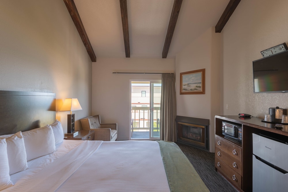 ROOM, KING BED, PARTIAL OCEAN VIEW