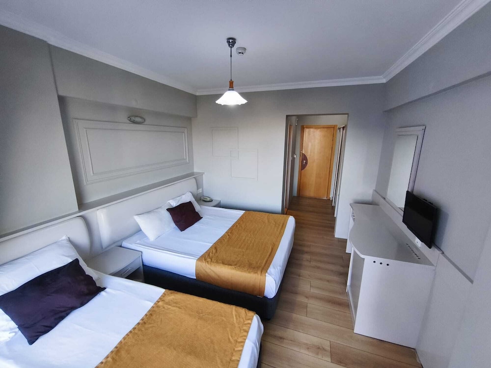 Larissa Inn 17/50
