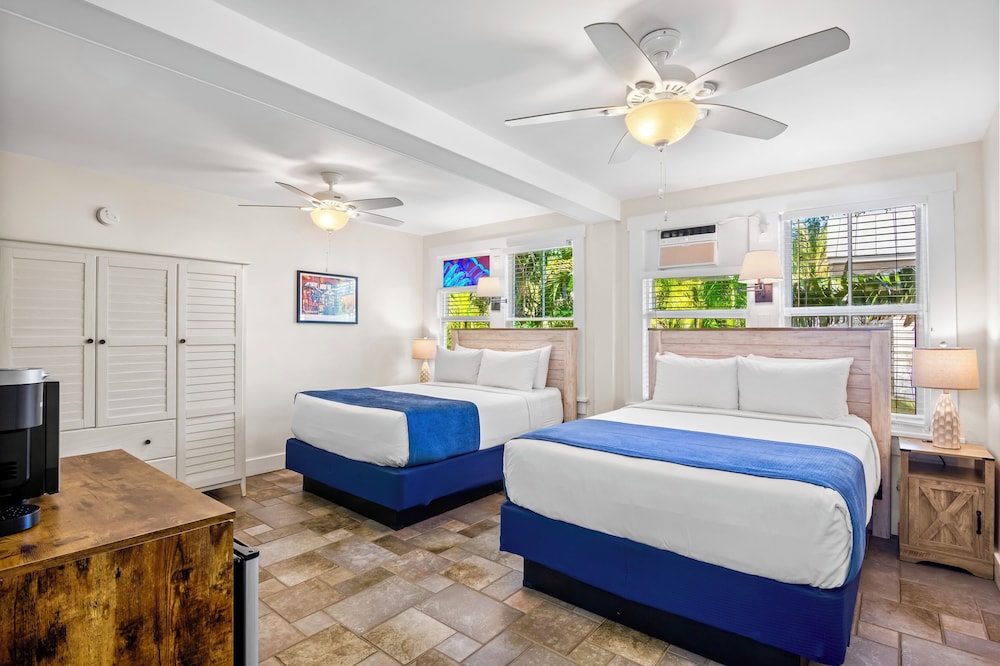 ISLAND, 2 QUEEN BEDS
