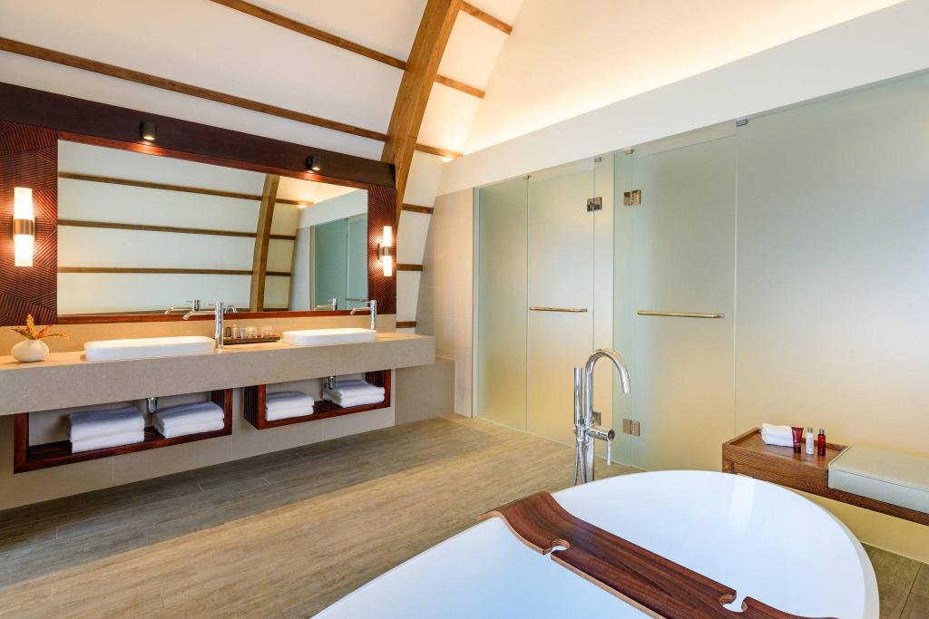 Bure, Royal, Beach, Executive, Villa, King Bed, Ocean Front, Patio، Fiji Marriott Resort Momi Bay 3/3