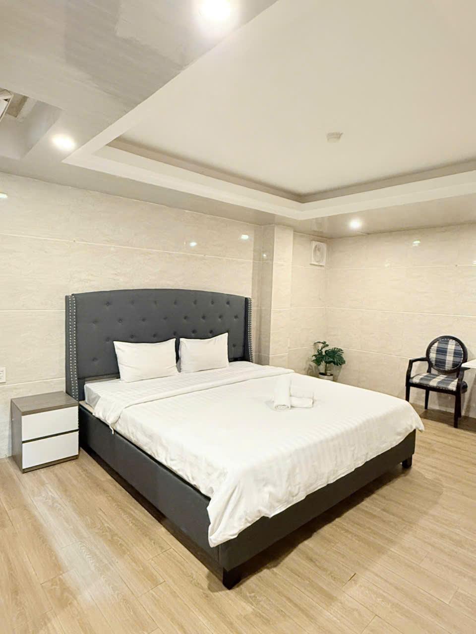 Basement, King Bed