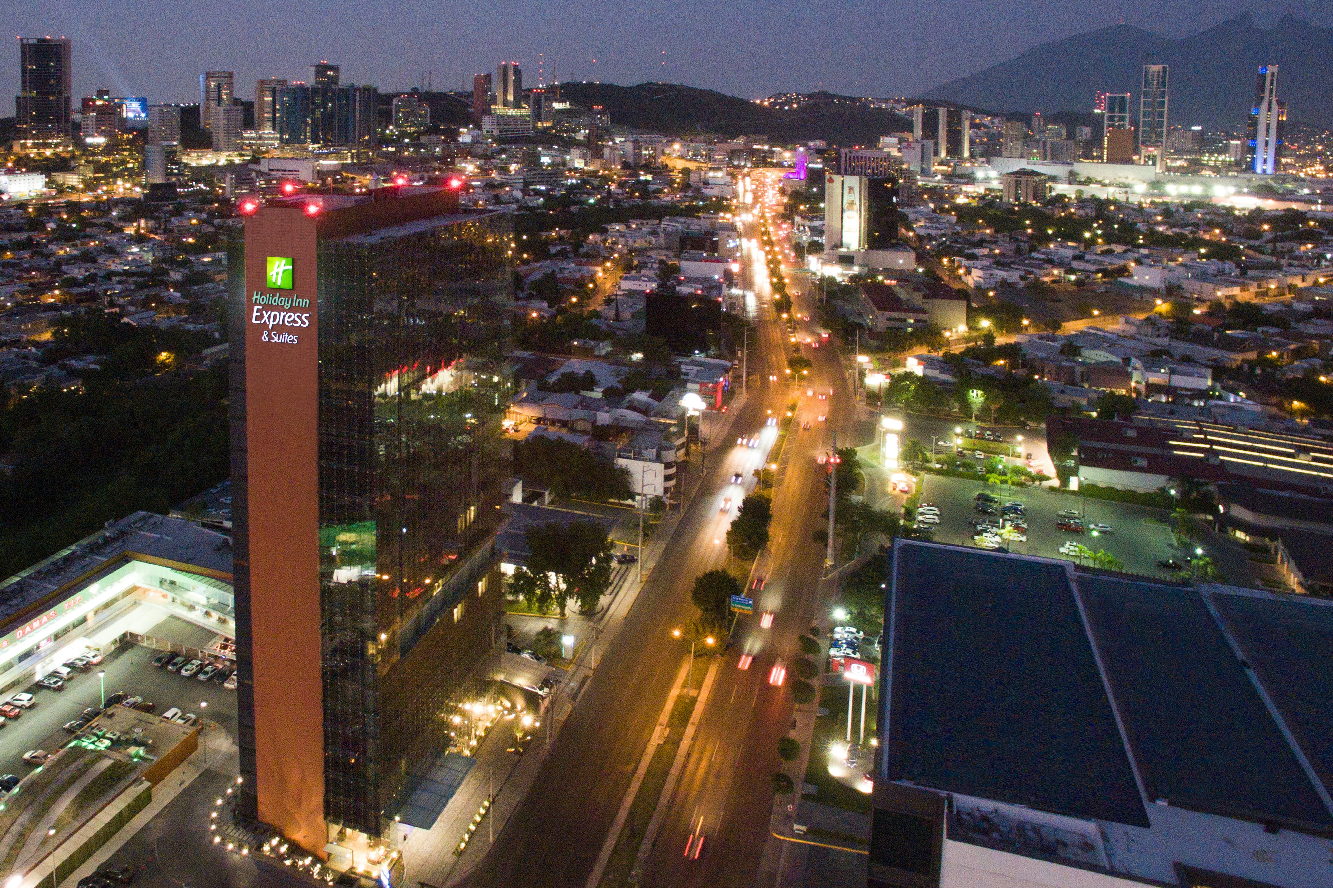 Holiday Inn Express Suites Monterrey Valle 72/74