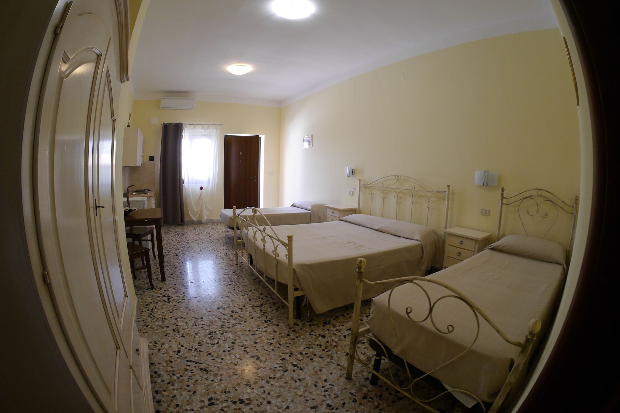 ROOM, QUADRUPLE