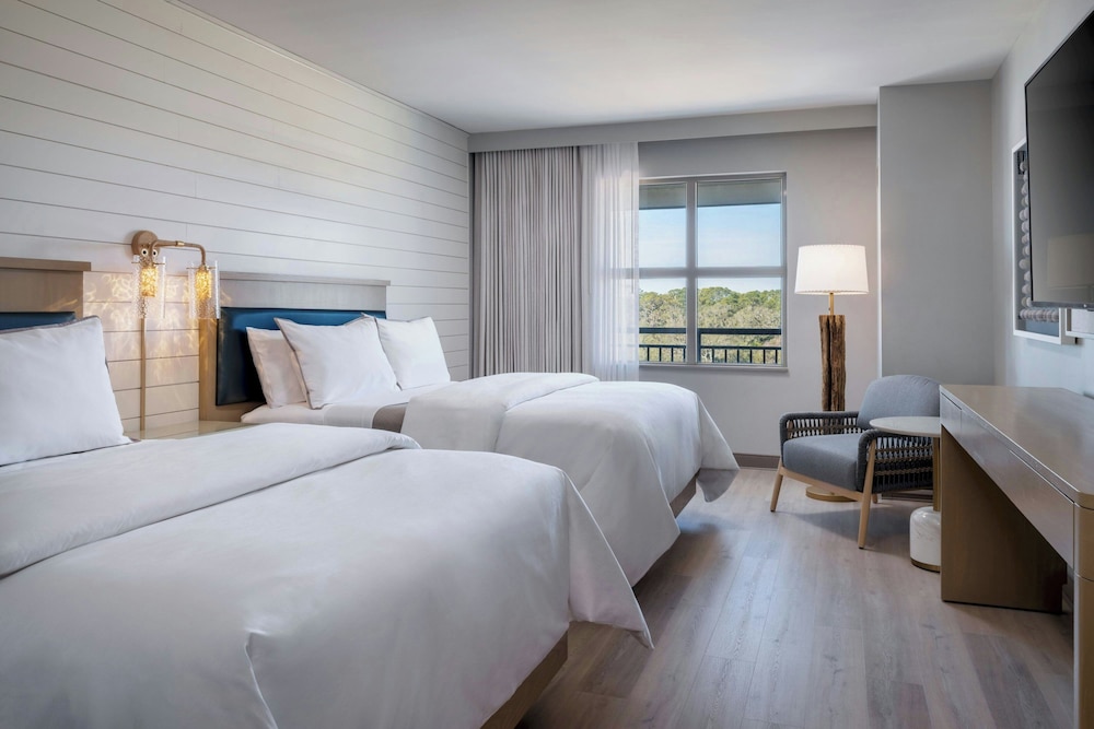 Island, 2 Queen Beds