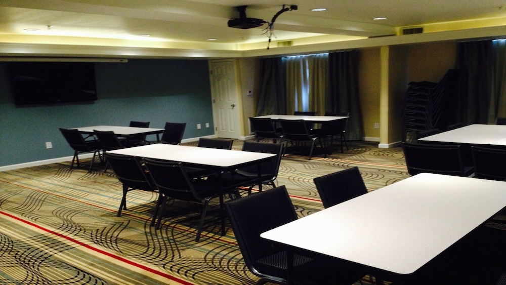 Holiday Inn Express Bakersfield 32/33